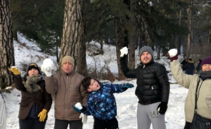 Burhaniyeliler kartopu oynamak için Kazdağı’na gitti