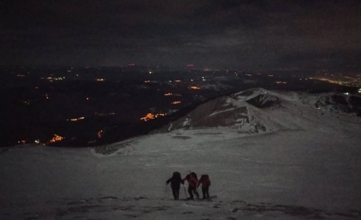 Bursalı dağcılar Uludağ’da -7 derece soğuğa rağmen gece yürüyüşü yaptı