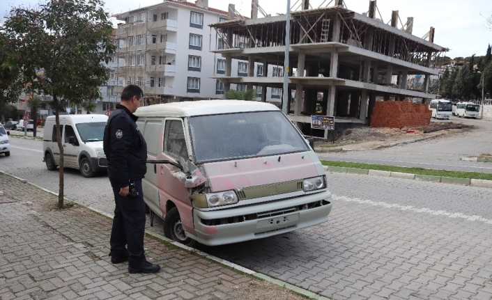 Çalıntı aracı yol ortasında bırakıp kaçtılar