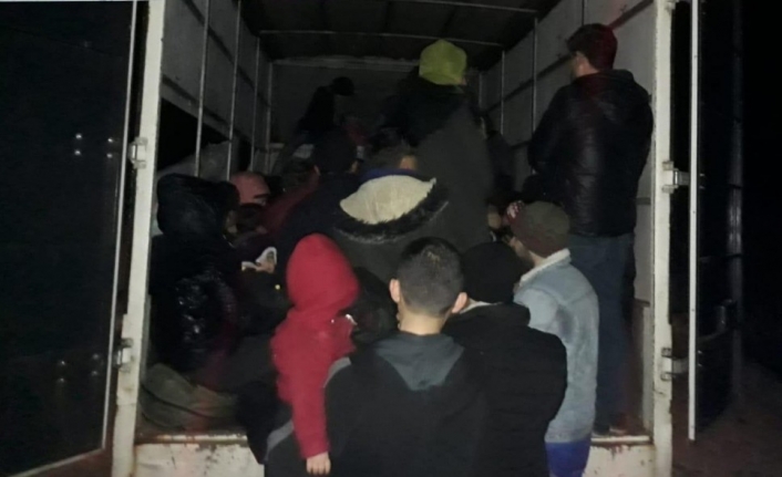 Çanakkale’de durdurulan kamyonetten 65 mülteci çıktı