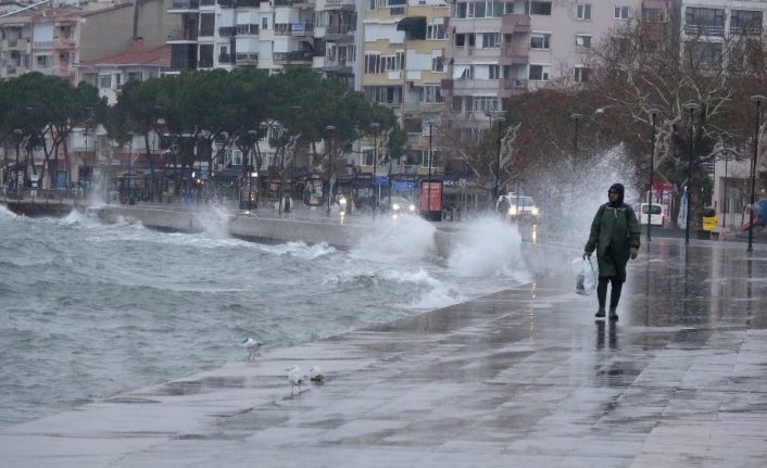 Çanakkale’de etkili olan poyraz fırtınası hayatı felç etti