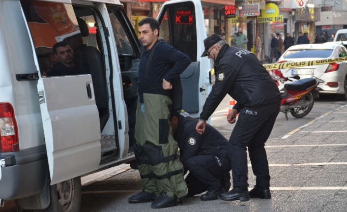 Çantasını AK Parti’nin önünde unutunca polis alarma geçti