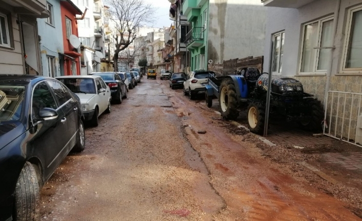 Erdek’te vatandaşlar çukurlara tepki gösteriyor