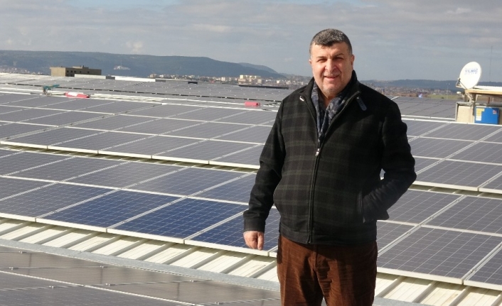Fabrikanın çatısına kurduğu güneş enerjisiyle her ay 100 bin lira kazanıyor