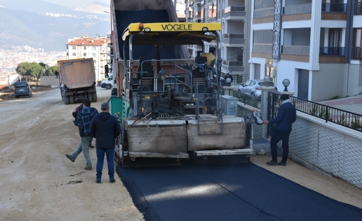 Gemlik’te yollara belediye eli değiyor