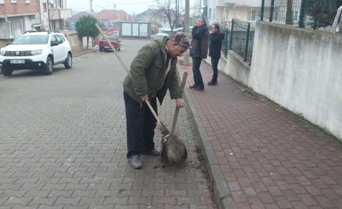 Her gün oturduğu caddeyi temizliyor