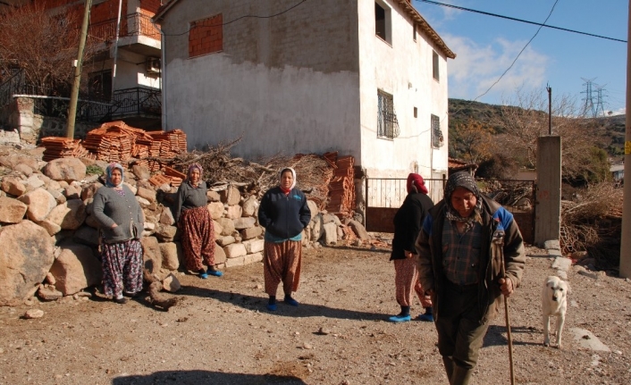 Heyelan mağdurları hayvanlarını bırakıp gidemiyor