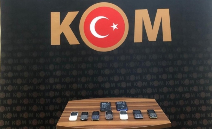 İnegöl’de kaçak telefon operasyonu: 3 gözaltı