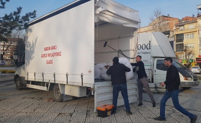 İnegöllü nakliyeci, topladığı yardım malzemelerini depremzedelere götürdü