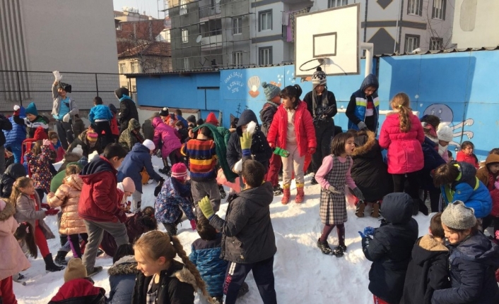 İnegöllüler kara hasret kaldı, yüksek kesimlerden kamyonla kar getirdiler