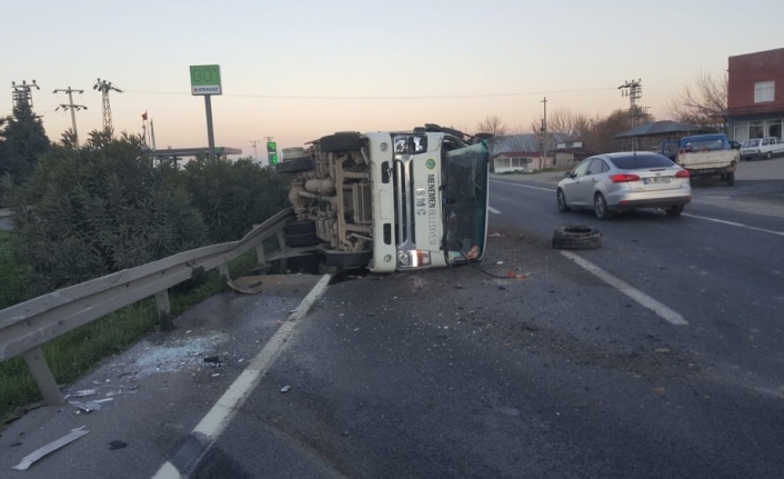 İzmir’de belediyeye ait çöp kamyonu devrildi: 3 yaralı