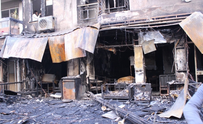 İzmir’de dehşete düşüren yangın: 5 kişi dumandan etkilendi