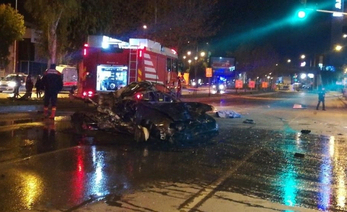 İzmir’de feci kaza... Takla atan araçtan caddeye savruldular: 2 ölü, 1 yaralı