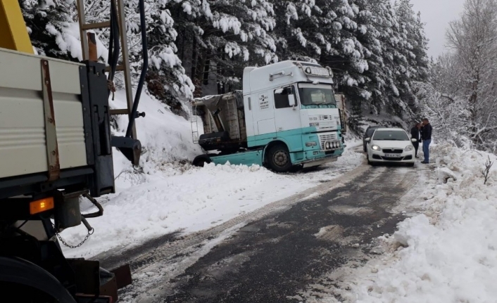 İzmir’de kar alarmı: Ödemiş’te ekipler yoğun mücadele veriyor