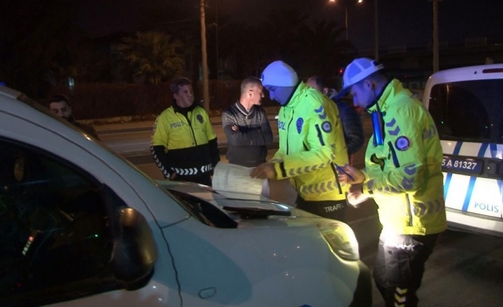 İzmir’de yeni yılın ilk trafik cezalarından birisi kazaya karışan alkollü sürücüye kesildi