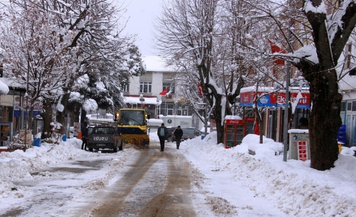 İzmir’deki Bozdağ’da kar kalınlığı yarım metreyi geçti