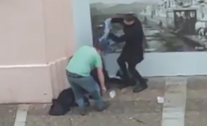İzmir’den yürek ısıtan görüntüler: “Evsiz vatandaşı elleriyle giydirdiler”