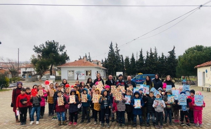 Jandarma, öğrencilerin karne sevincine ortak oldu