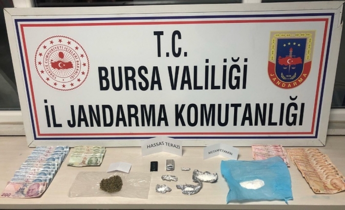Jandarmadan kaçarken çamura saplandılar...Araçtan uyuşturucu çıktı