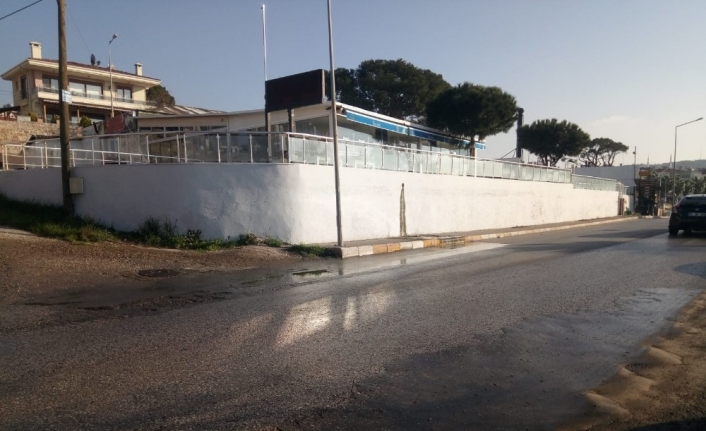 Kaynağı belli olmayan su akıntısı tehlike saçıyor