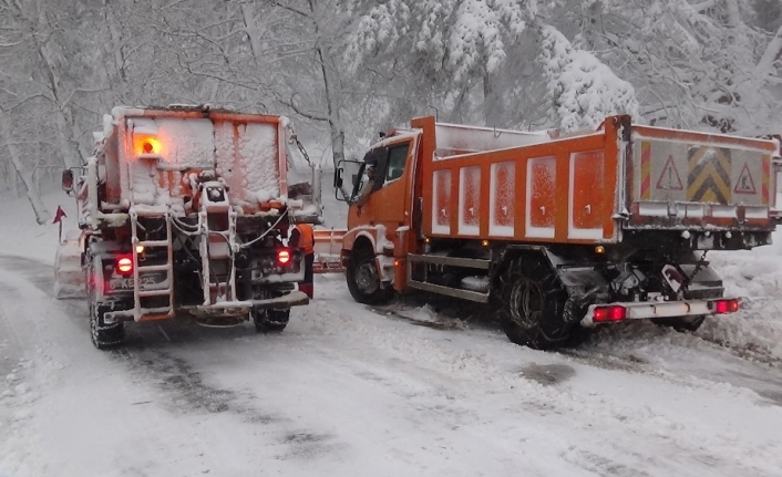 Kazdağları’nda kar 1 metreye ulaştı, ekipler yolları açık tutmakta zorlanıyor