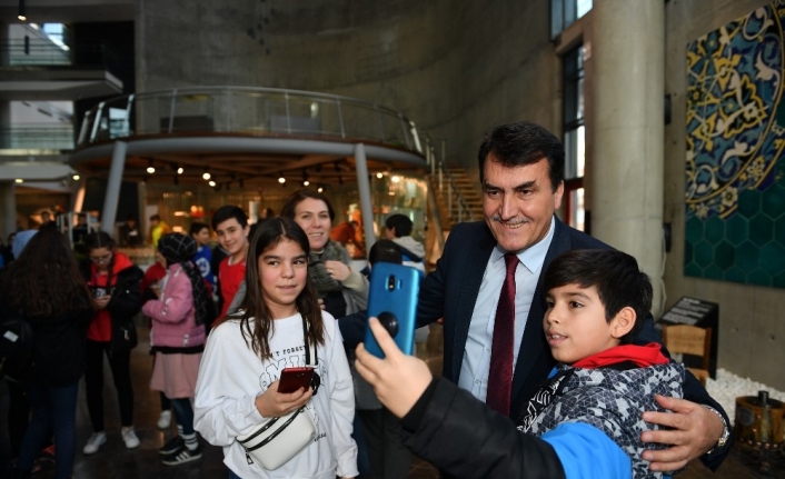 Öğrencilerin Başkan Dündar ile selfie yarışı