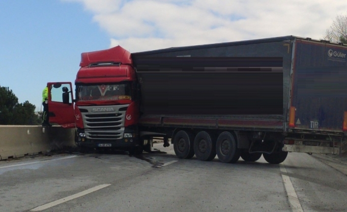 Orta refüje çarpan TIR yolu kapattı, trafik durdu