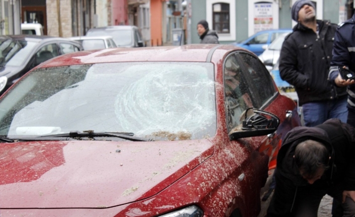 Şiddetli fırtına sebebiyle duvar otomobilin üstüne devrildi