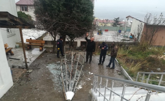 Şiddetli rüzgar minarenin külahını uçurdu