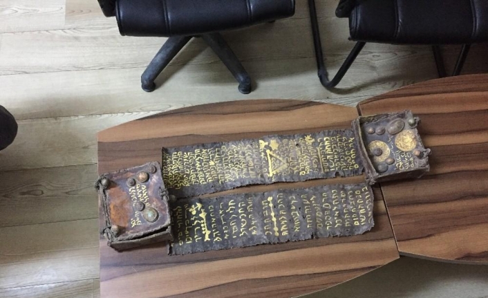 Tarihi eser tevratı polise satarken suçüstü yakalandı