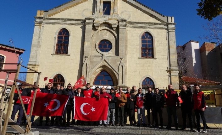 Türk bayrağını yırtan Yunan vekile kilise önünde sert tepki