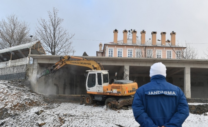 Uludağ’daki restoranın kaçak bölümleri yıkıldı