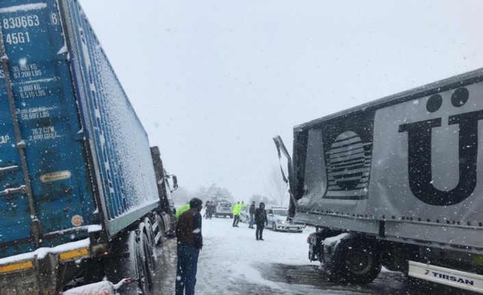 Yoğun kar yağışı ve TIR kazaları Bursa-Ankara yolunu kapattı