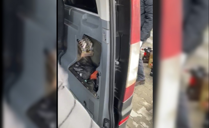 Yurt dışından Çanakkale’ye gelen 2 araçtan çok sayıda gümrük kaçağı ürün çıktı