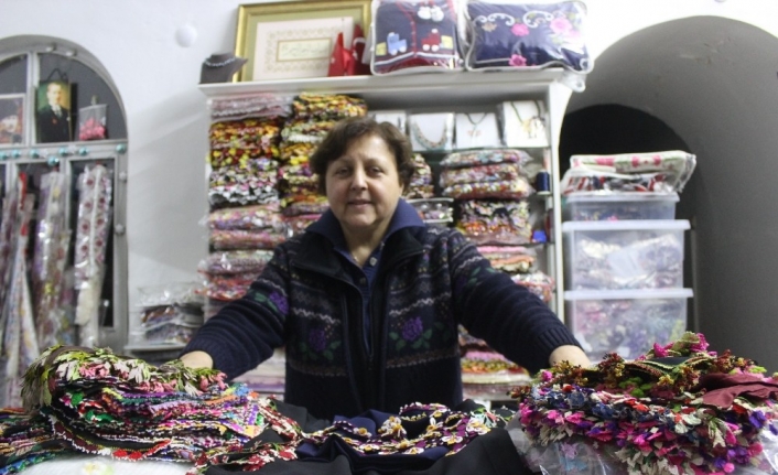 Yüzlerce yıllık oyaları köy köy gezip topluyor