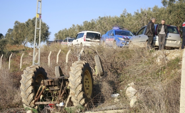 Ailesi onu arıyordu...Şarampole yuvarlanan traktöründe ölü bulundu