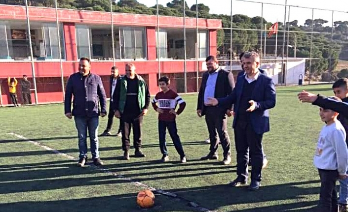 AK Partili Milletvekili Canbey, gençlerle top oynadı