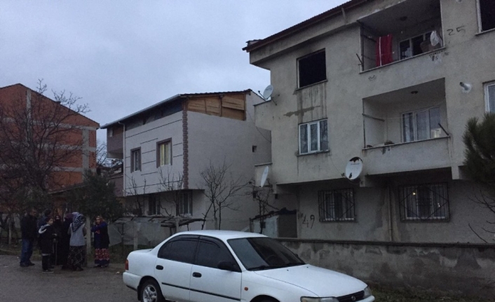 Alevlerin arasında iki çocuğu ile birlikte mahsur kaldı