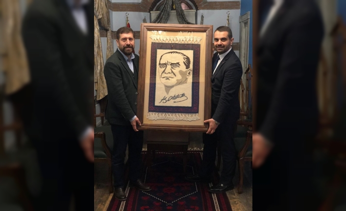 Atatürk portresi işlenmiş Yağcıbedir halısı Bal-Kes’e gelir olacak