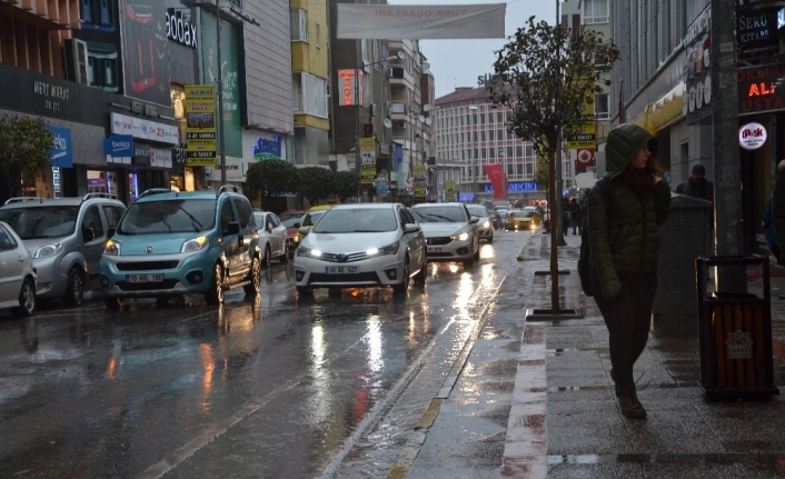 Balıkesir’de beklenen sağanak yağışlar başladı