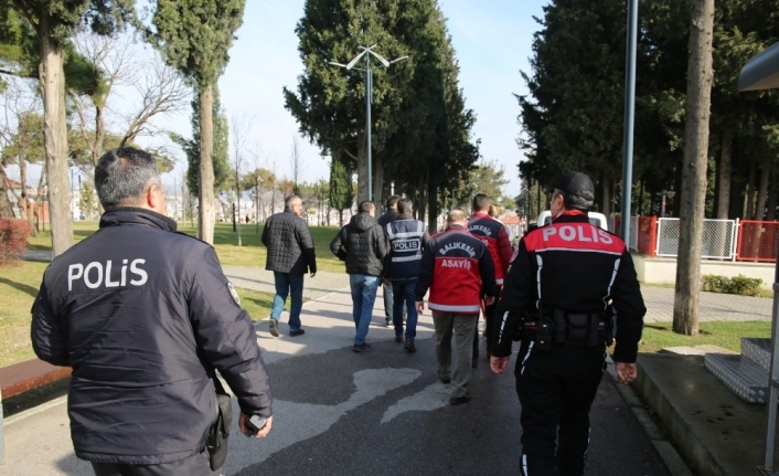 Balıkesir’de polis 20 aranan şahsı yakaladı