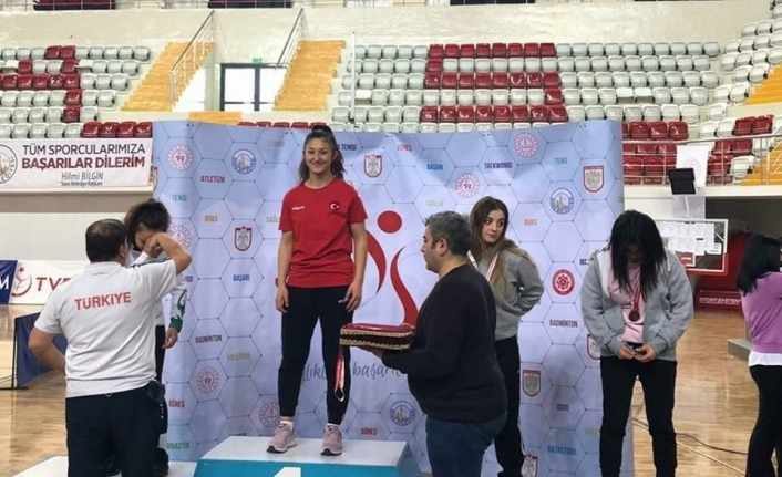 Balıkesirli güreşçi Derya Karaduman Türkiye şampiyonu oldu