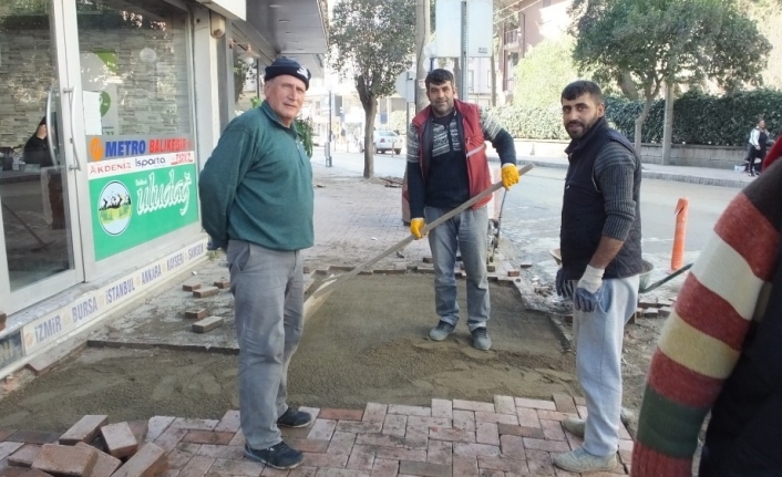 Burhaniye’de doğal gaz çalışmaları sırasında bozulan yollar onarılıyor