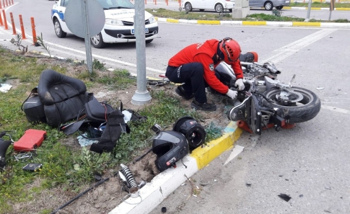 Burhaniye’de motosiklet ile araç çarpıştı: 2 yaralı
