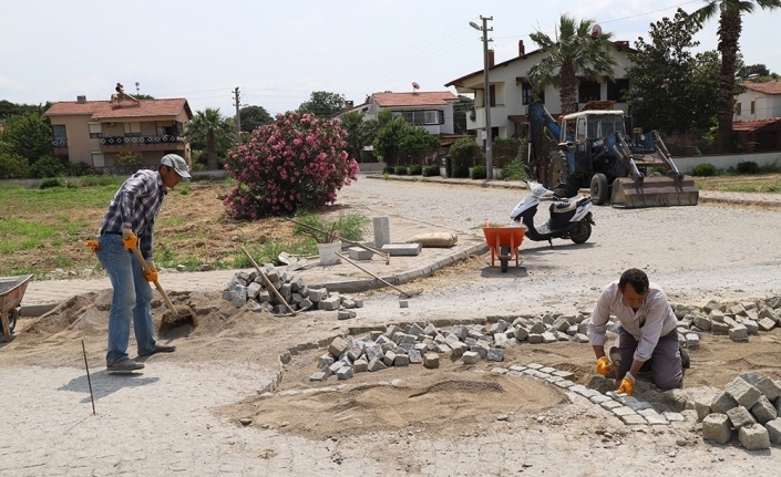 Burhaniye’de yolların tamirine başlandı