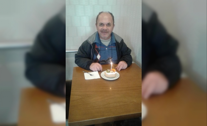 Burhaniyeli simitçi sigarayı bırakmanın 13’ncü yılını pasta ile kutladı
