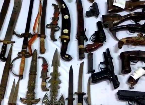 Bursa’da lastikçi dükkanından silah ve kılıç cephanesi çıktı