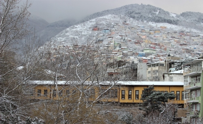 Bursalılar güne karla uyandı