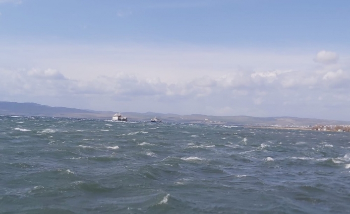 Çanakkale’de fırtınanın sürüklediği feribot karaya oturdu