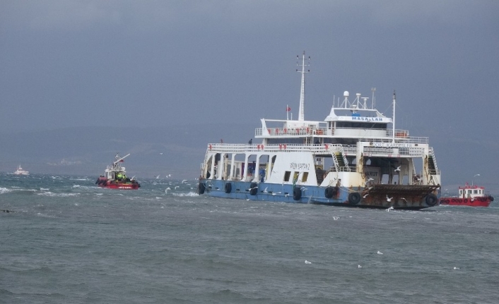 Çanakkale’de karaya oturan feribot 5,5 saat sonra kurtarıldı